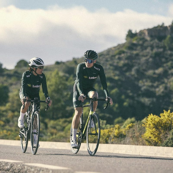 Ciclistas en la sierra